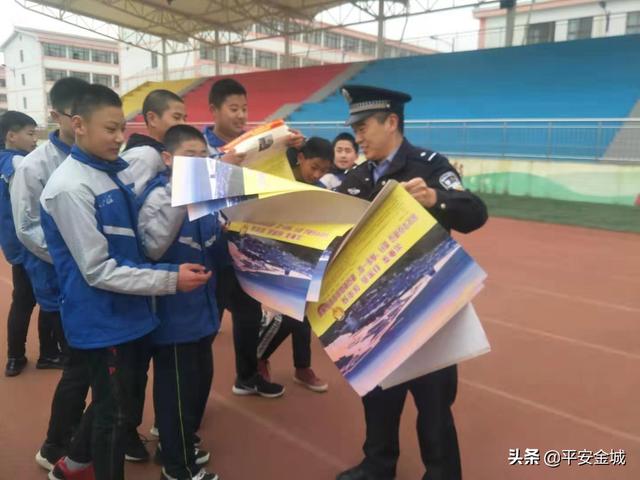 潼关县公安局扎实开展扫黑除恶“入百店千家万户”集中宣传活动