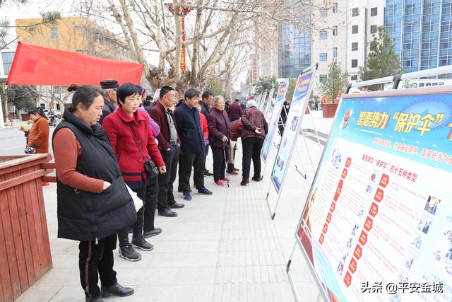 潼关县公安局扎实开展扫黑除恶“入百店千家万户”集中宣传活动