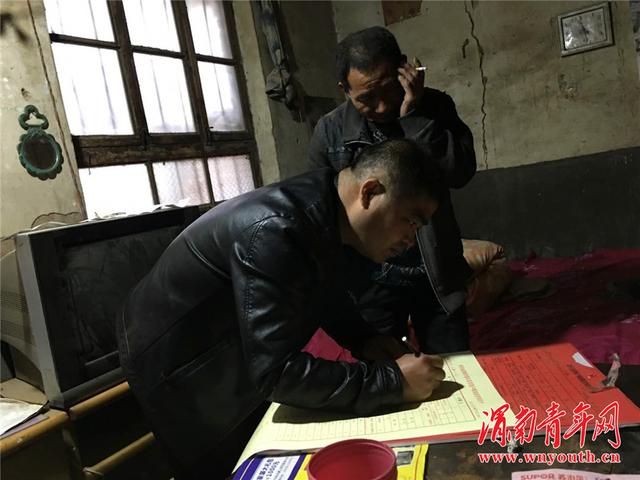 潼关交警大队车管民警“风中行 雨中情”：扶贫路上见真情