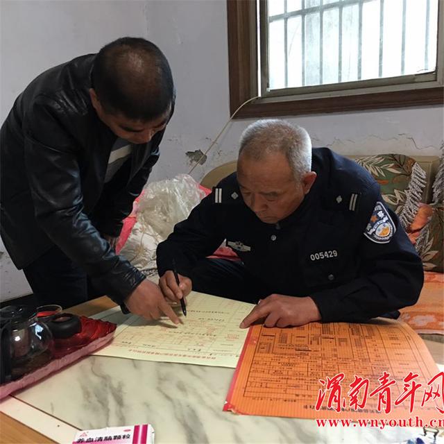 潼关交警大队车管民警“风中行 雨中情”：扶贫路上见真情