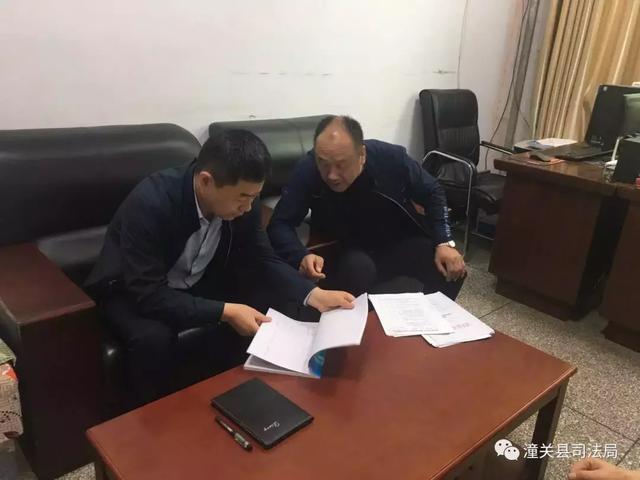 潼关县司法局督导检查律师事务所、司法所扫黑除恶专项斗争工作