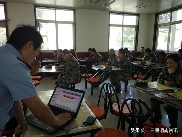 潼关县公安局四知派出所进企业开展扫黑除恶宣传活动