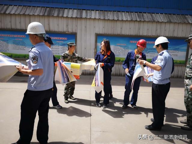 潼关县公安局四知派出所进企业开展扫黑除恶宣传活动