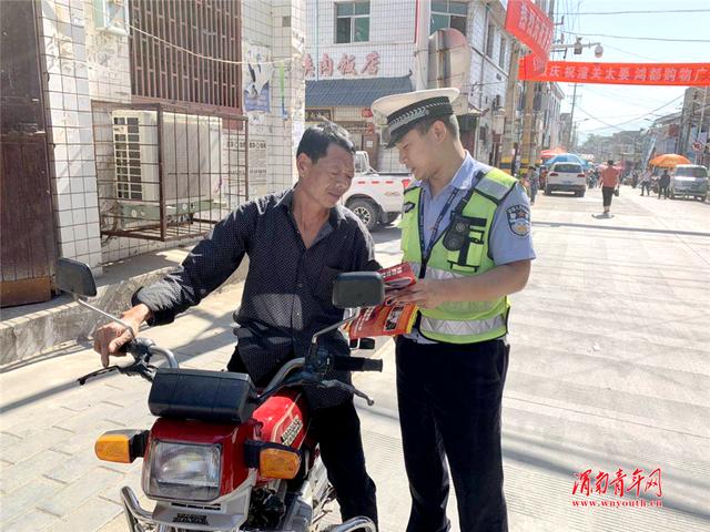 潼关交警矿区中队利用农村大喇叭开展交通安全宣传活动
