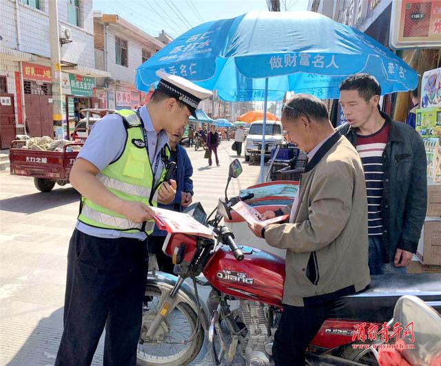 潼关交警矿区中队利用农村大喇叭开展交通安全宣传活动