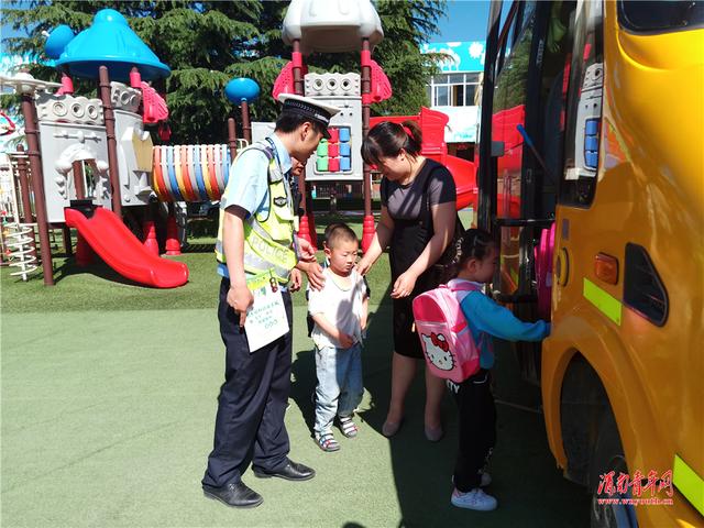 潼关交警潼洛中队走进幼儿园开展校车安全检查