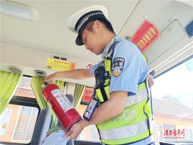 潼关交警潼洛中队走进幼儿园开展校车安全检查