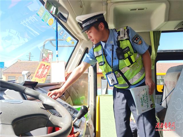 潼关交警潼洛中队走进幼儿园开展校车安全检查