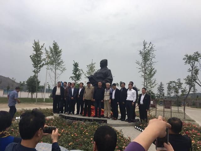 全国首座青铜制张养浩雕像在潼关古渡口景区落成