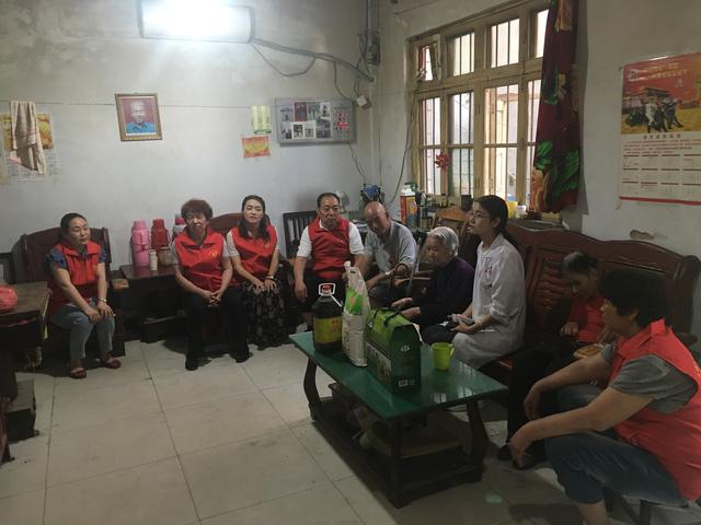 潼关县志愿者协会：帮贫助残我志愿  端午佳节送温暖