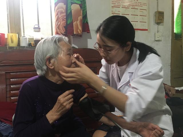 潼关县志愿者协会：帮贫助残我志愿  端午佳节送温暖