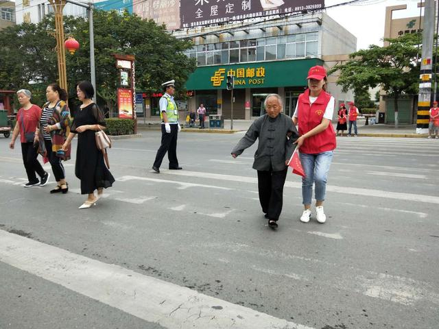 潼关交警：“周三文明礼让日”，文明交通劝导活动