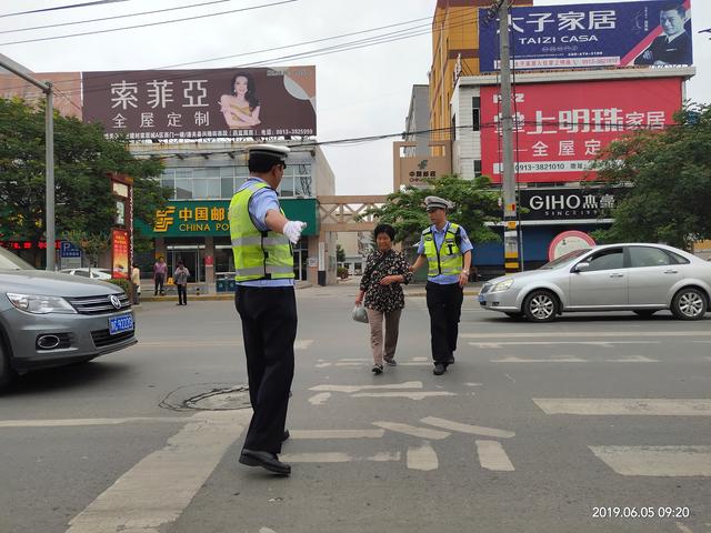 潼关交警：“周三文明礼让日”，文明交通劝导活动