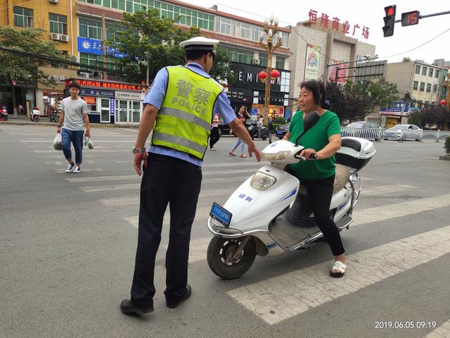 潼关交警：“周三文明礼让日”，文明交通劝导活动