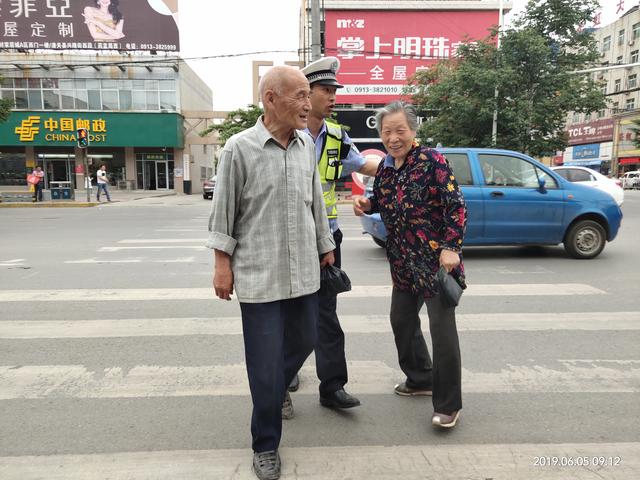 潼关交警：“周三文明礼让日”，文明交通劝导活动