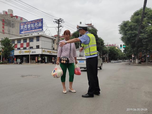 潼关交警：“周三文明礼让日”，文明交通劝导活动