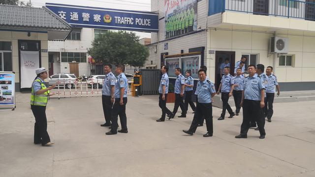 潼关交警大队到白水   兄弟共商谋交通