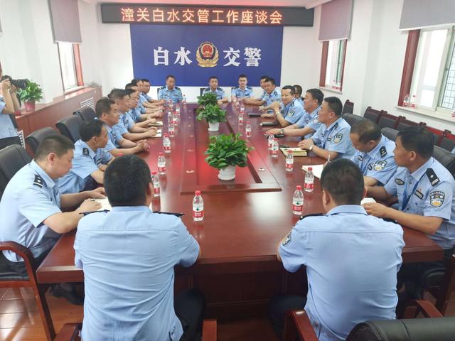 潼关交警大队到白水   兄弟共商谋交通