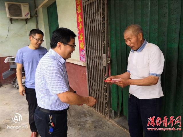 潼关县委常委、统战部部长白涛一行深入三泰村走访慰问老党员、困难党员