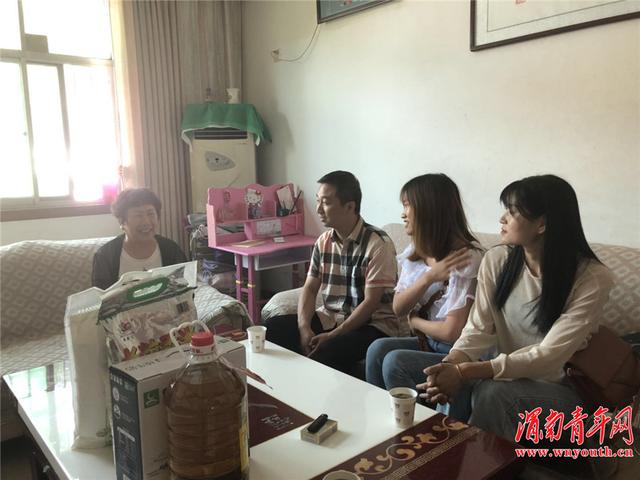 潼关县人社局党委组织“七一”前夕慰问老党员和困难党员