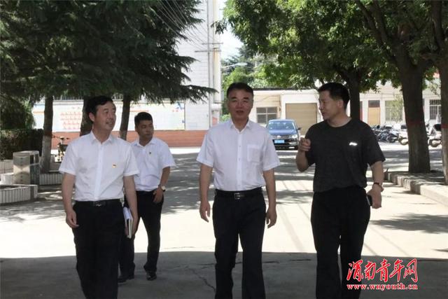 潼关县委书记樊正学看望慰问高三教师