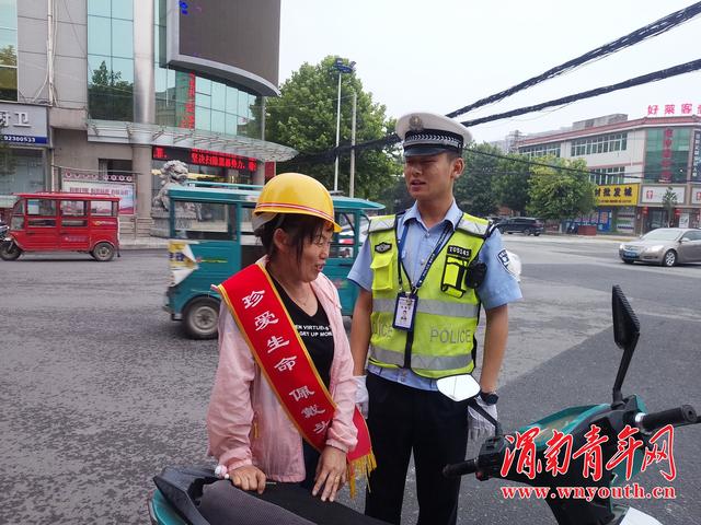 潼关县交警大队“珍爱生命，佩戴头盔”