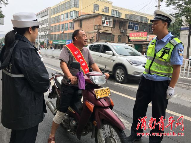 潼关县交警大队“珍爱生命，佩戴头盔”