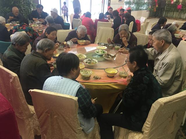 潼关：志愿者走进民生养老中心开展慰问文艺汇演活动