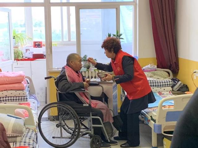 潼关：志愿者走进民生养老中心开展慰问文艺汇演活动