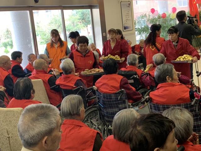潼关：志愿者走进民生养老中心开展慰问文艺汇演活动