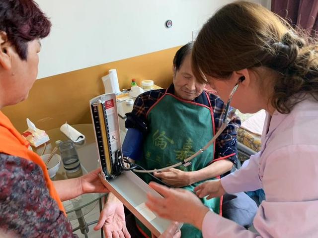 潼关：志愿者走进民生养老中心开展慰问文艺汇演活动