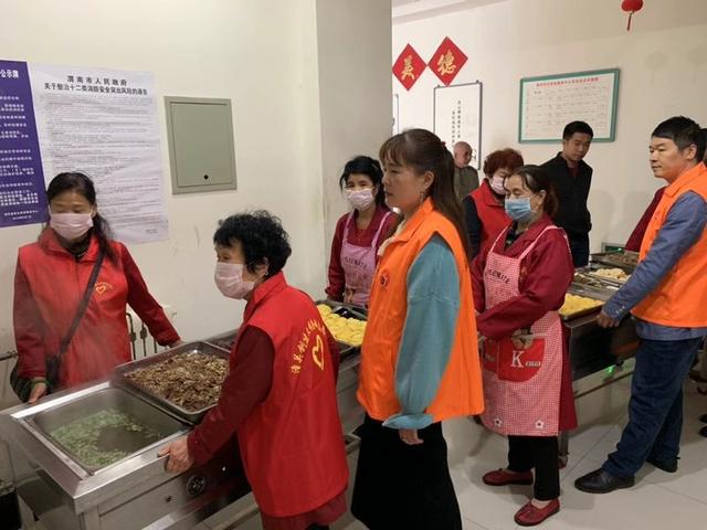潼关：志愿者走进民生养老中心开展慰问文艺汇演活动
