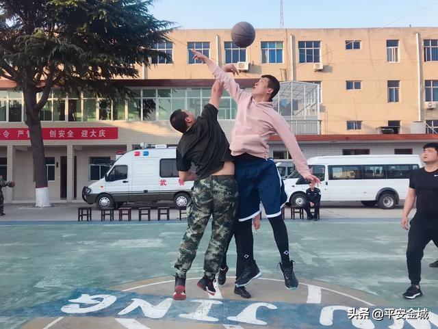 潼关县公安局组织巡特警大队与驻地武警中队开展友谊篮球赛