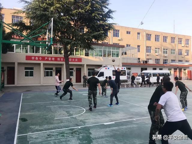 潼关县公安局组织巡特警大队与驻地武警中队开展友谊篮球赛