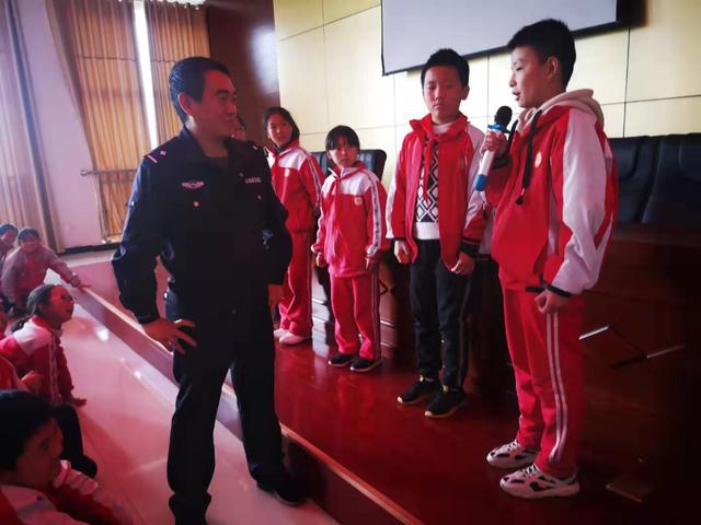 潼关四知派出所开展“警校联合防欺凌 扫黑除恶再升华”专题讲座