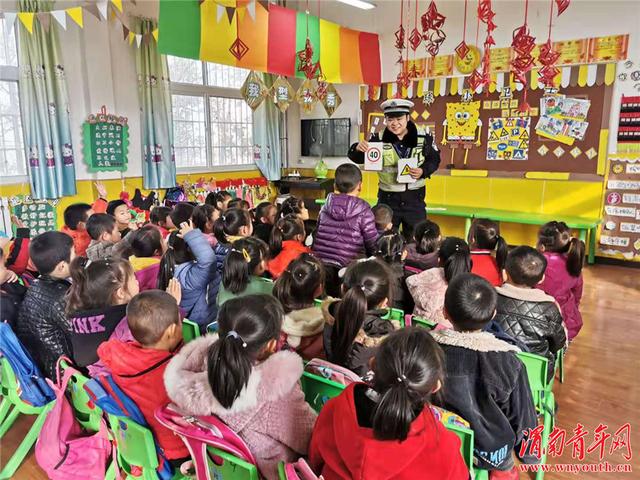 潼关县交警大队深入代字营镇中心幼儿园进行交通安全宣传活动