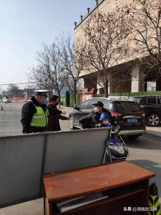 戴头盔和戴口罩一样重要 潼关交警严查驾乘摩托车电动车不戴头盔