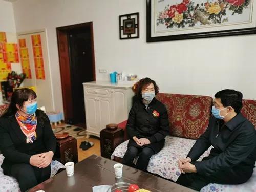 潼关：“同心战疫 别样三八”——看望慰问援鄂医护人员家属