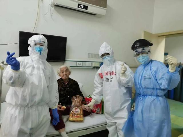 潼关：“同心战疫 别样三八”——看望慰问援鄂医护人员家属