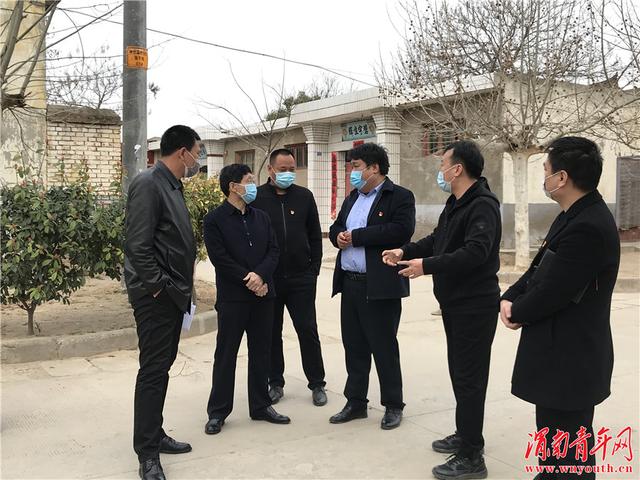 潼关县委副书记唐娴参加秦东镇四知村脱贫攻坚工作调度会