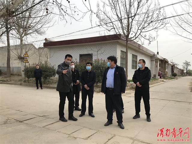 潼关县委副书记唐娴参加秦东镇四知村脱贫攻坚工作调度会