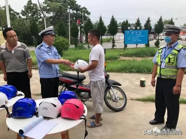 潼关县公安局交警大队举行“爱心头盔”发放仪式