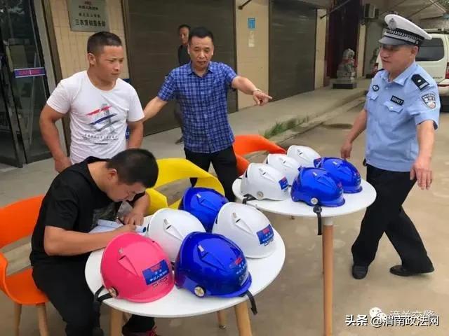 潼关县公安局交警大队举行“爱心头盔”发放仪式