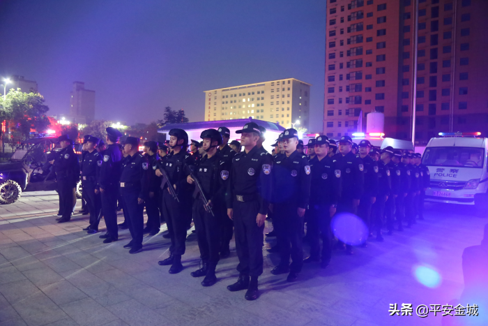 潼关县公安局启动“国庆”“中秋”安保武装巡逻仪式