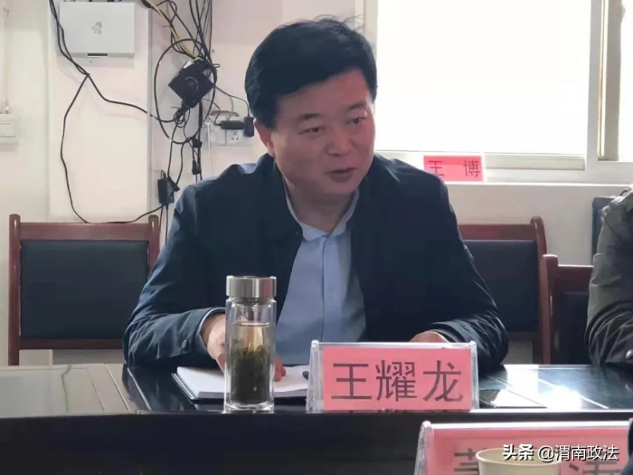 潼关县委常委、政法委书记王耀龙深入秦东镇四知村开展“转作风、大走访、察民情、送温暖”活动