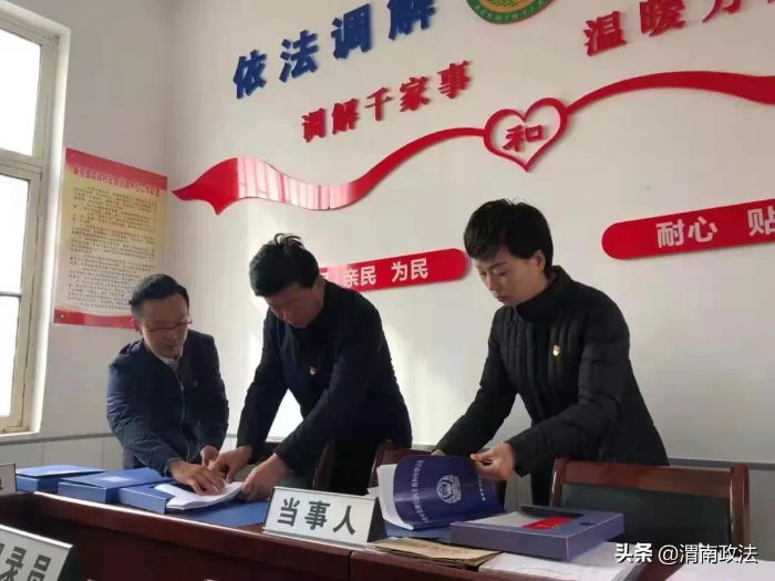 潼关县委常委、政法委书记王耀龙深入秦东镇四知村开展“转作风、大走访、察民情、送温暖”活动