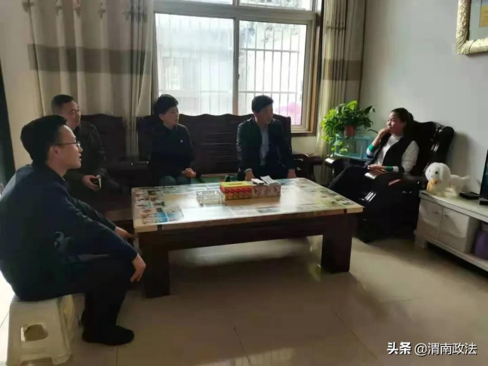 潼关县委常委、政法委书记王耀龙深入秦东镇四知村开展“转作风、大走访、察民情、送温暖”活动