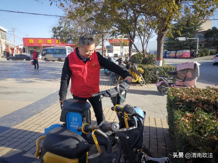 潼关县委政法委扎实开展“三车规范停放”志愿服务活动（图）