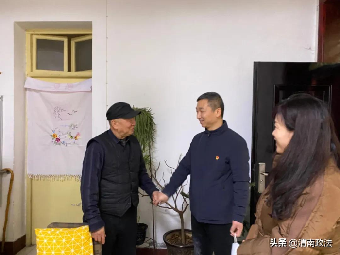 情系老干部 关爱暖人心——潼关县委政法委走访慰问退休老干部（图）