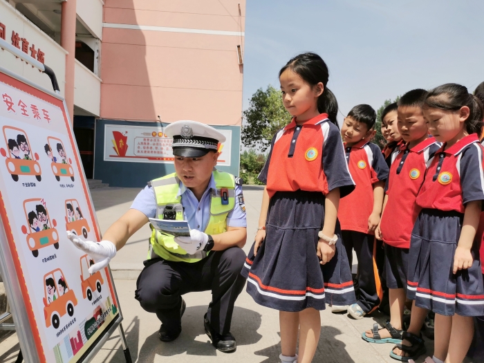 華陰交警開展交通安全宣傳活動。